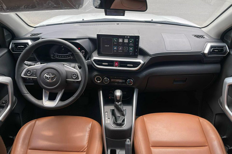 Tài khoản Darkmind245 chia sẻ: "Xe mới tại đại lý đang rao 470 triệu, thêm đăng ký vào thì cũng gần 520 triệu lăn bánh. Xe đi 2 năm rồi thì trả 420 - 440 triệu thôi". Đồng quan điểm, nhiều người định giá xe Toyota Raize 2022 cũ ở mức 420 - 440 triệu đồng.