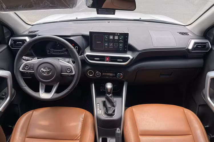 Tài khoản Darkmind245 chia sẻ: "Xe mới tại đại lý đang rao 470 triệu, thêm đăng ký vào thì cũng gần 520 triệu lăn bánh. Xe đi 2 năm rồi thì trả 420 - 440 triệu thôi". Đồng quan điểm, nhiều người định giá xe Toyota Raize 2022 cũ ở mức 420 - 440 triệu đồng.