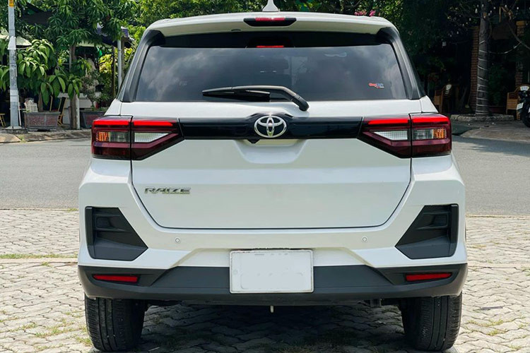 Điểm cộng của Toyota Raize là khoang nội nằm ở màn hình giải trí đặt nổi ở trung tâm táp-lô và màn hình kỹ thuật số 7 inch hiện đại hơn đối thủ KIA Sonet.