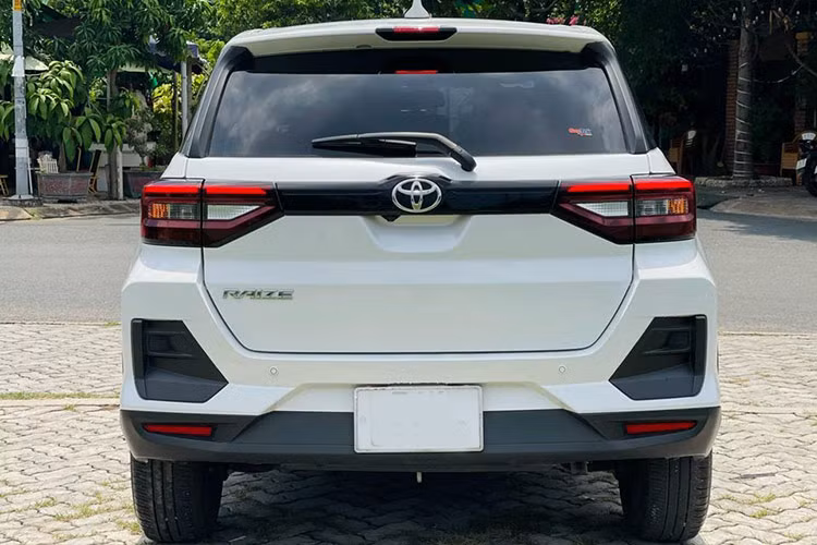 Điểm cộng của Toyota Raize là khoang nội nằm ở màn hình giải trí đặt nổi ở trung tâm táp-lô và màn hình kỹ thuật số 7 inch hiện đại hơn đối thủ KIA Sonet.