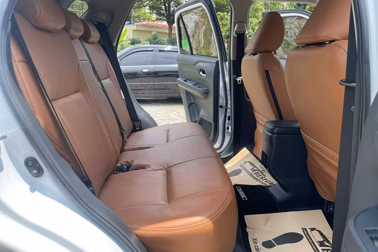 Ngoài ra, xe còn tích hợp cảnh báo phương tiện cắt ngang phía sau. Đây là tính năng nhận diện phương tiện đang tiến đến gần mình khi xe lùi ra từ vị trí đỗ.