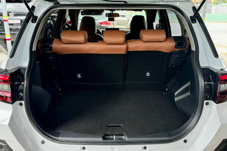 Thiết kế trẻ trung, với cách phối màu ấn tượng cũng là điểm giúp Toyota Raize thu hút khách hàng trẻ tuổi. Hệ thống đèn trên xe đều tích hợp công nghệ LED và đèn hậu nổi khối ấn tượng.