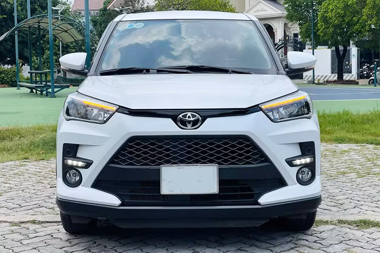 Bên cạnh những ưu điểm, Toyota Raize 2022 sở hữu khá nhiều nhược điểm mà người dùng chưa cảm thấy hài lòng như: Động cơ 1.0L Turbo yếu, không mang lại sự sảng khoái cho người đề cao cảm giác lái. Thiếu ga hành trình. Khả năng cách âm của Toyota Raize 2022 còn hạn chế.