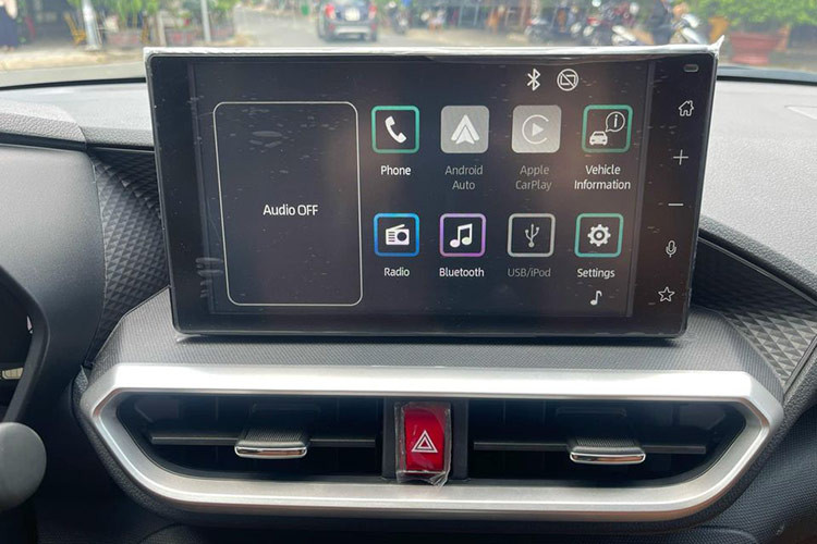 Theo tài khoản Đ.Nguyễn: "Giá xe mới chưa sale tầm 490, cả biển vào tầm 550. sau 2 năm mất giá mỗi năm 9-10%, suy ra giá ra biển trừ đi khoảng 20% tùy thị hiếu và độ hiếm, Raize thì không hiếm và cũng không nhiều người săn, tính ra còn 440 triệu nếu xe đẹp". Như vậy, so với giá chào bán thực tế trên sàn xe cũ, người mua có thể căn cứ vào chất lượng, số km đã đi để thương lượng xe về mức giá phù hợp.