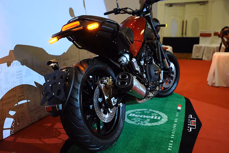 Mặc dù đã thuộc quyền sở hữu của người Trung Quốc, nhưng nhãn hiệu Benelli vẫn không đánh mất thiết kế đậm chất Ý của mình trong các sản phẩm mới. Điều đó đã được thể hiện qua mẫu xe môtô Leoncino mới này với kiểu dáng scrambler nhỏ gọn mang hơi hướng Ducati Scrambler.