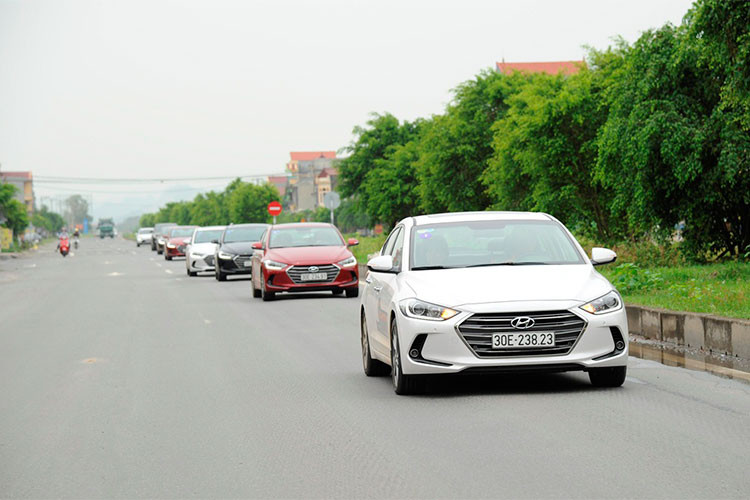 Đặc biệt, ở cuối danh sách 10 ôtô bán chạy nhất Việt Nam tháng 7/2018 chứng kiến sự xáo trộn mạnh khi Honda CR-V chỉ bán được 302 xe và không còn có tên trong danh sách và được trám vào bởi mẫu xe sedan Hyundai Elantra với hơn 600 xe bán ra.