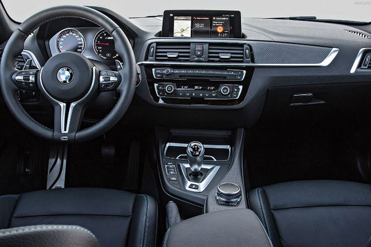 Như thường lệ, BMW giới hạn tốc độ tối đa ở 250km/h và chỉ mở rộng thành 280km/h nếu khách hàng chịu chi thêm tiền lắp gói phụ kiện M Driver’s Package. Hệ thống phanh của M2 Competition cũng được nâng cấp lớn với đĩa đường kính 400mm phía trước và 380mm phía sau.