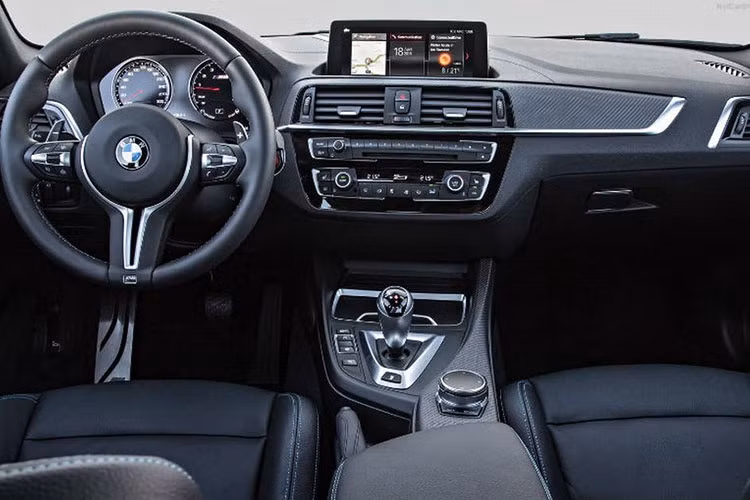 Như thường lệ, BMW giới hạn tốc độ tối đa ở 250km/h và chỉ mở rộng thành 280km/h nếu khách hàng chịu chi thêm tiền lắp gói phụ kiện M Driver’s Package. Hệ thống phanh của M2 Competition cũng được nâng cấp lớn với đĩa đường kính 400mm phía trước và 380mm phía sau.