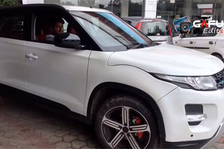 Tuy vậy, không gì là không thể với trí tưởng tượng, một fan cuồng của dòng xe Range Rover Evoque 2018 này tại Ấn Độ đã tìm ra một cách độc, lạ để sở hữu dòng SUV Anh Quốc bằng việc độ lại nó từ một chiếc xe khác có mức chi phí rẻ hơn nhiều lần xe sang nguyên bản.