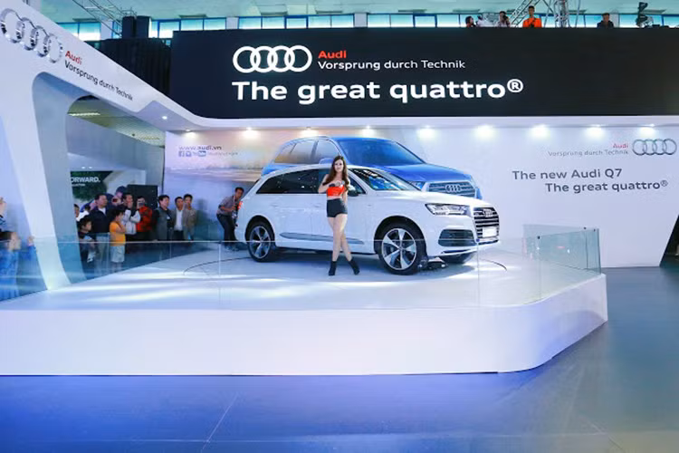 Xuất hiện cùng với danh thủ Công Vinh tại gian hàng Audi trong ngày 10/10 vừa qua còn có sự góp mặt của ca sỹ trẻ Đông Nhi, quán quân The Remix 2015.