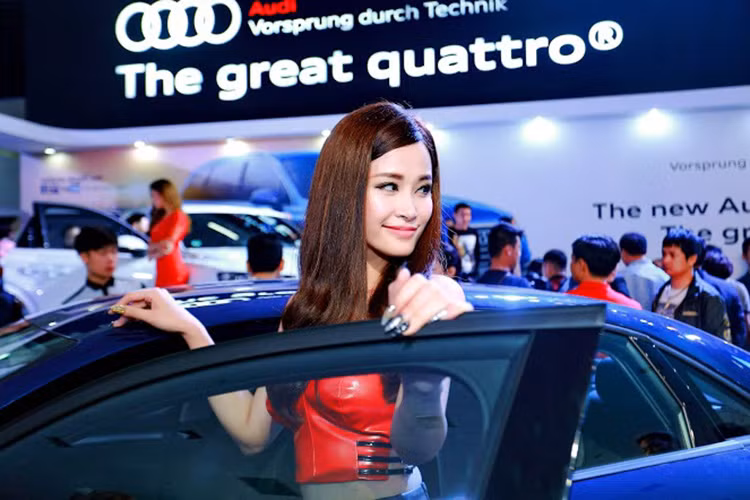 Không chỉ có những màn biểu diễn đầy "bốc lửa", nữ ca sỹ này còn xuất hiện và tạo dáng bên cạnh mẫu xe Audi A3 Sportback.