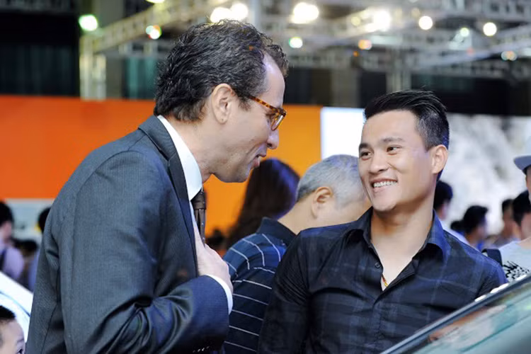 Trong trang phục khá giản dị, chàng tiền đạo gốc Nghệ An đã dạo một vòng quanh gian hàng của Audi ngắm những mẫu xe sang mới.