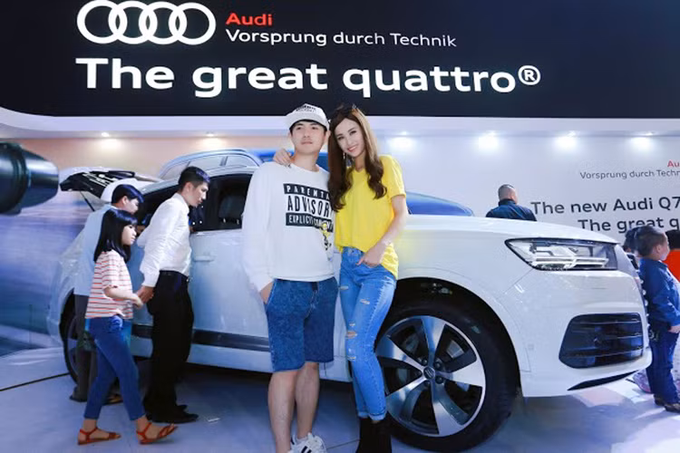 Bạn trai của Đông Nhi là Ông Cao Thắng tháp tùng bạn gái đến tham dự sự kiện, cả hai tạo dáng bên mẫu SUV Audi Q7 mới.