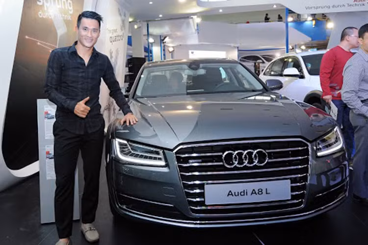 Danh thủ Công Vinh bất ngờ xuất hiện tại gian hàng Audi Việt Nam tại triển lãm VIMS 2015 trong ngày 10/10. Sự có mặt của anh đã thu hút rất nhiều khách tham quan đến xin chụp ảnh lưu niệm và chứ ký. 