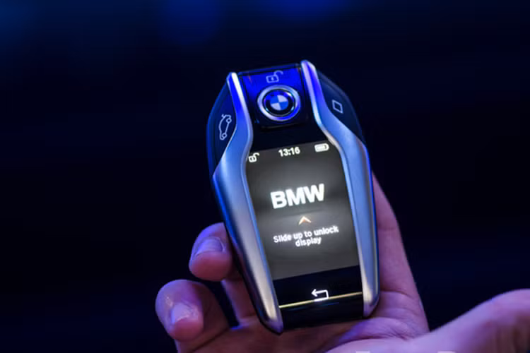 Một điều thú vị nữa trên xe 5-Series là được trang bị chìa khoá thông minh có tích hợp màn hình màu cảm ứng như đàn anh 7-Series. Người dùng có thể thao tác được khá nhiều chức năng trên một chiếc chìa nhỏ nhắn bỏ trong túi quần. Vài tính năng tiện lợi và hấp dẫn khác trên mẫu xe này bao gồm mở cốp điện không cần chạm, điều khiển chức năng bằng cử chỉ trên xe cho đến điều hoà 4 vùng độc lập.