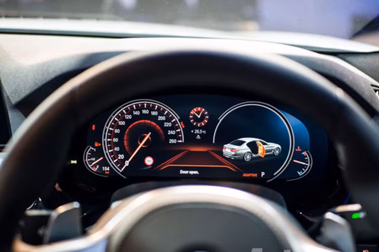 Trên bảng taplo của mẫu xe 5-Series thế hệ mới này nổi bật với màn hình cỡ lớn (10,25 inch) cảm ứng, có độ phân giải cao. Hệ thống giải trí còn có thêm dàn âm thanh cao cấp Harman Kardon cho hiệu ứng vòm với 16 loa và công suất 6700 watt. Bên cạnh đó, cụm đồng hồ truyền thống được thay bằng loại màn hình 12,3 inch hiện đại.