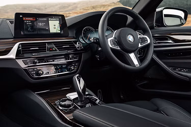 Bên trong BMW 530i M Sport 2017 tại Malaysia có màn hình cảm ứng 10,25 inch với giao diện như điện thoại thông minh. Tính năng ra lệnh bằng cử chỉ giống BMW 7-Series 2016 cũng có tên 530i M Sport. Ngoài ra xe còn được trang bị cửa sổ trời bằng kính, che nắng chỉnh tay cho cửa sổ sau cùng cửa cốp mở rảnh tay bằng cách khua chân bên dưới cản va.