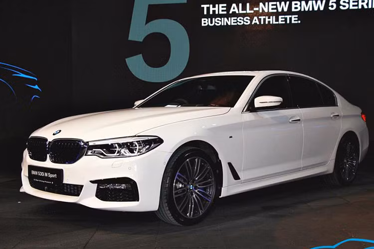 Hãng xe hơi BMW vừa chính thức ra mắt dòng sedan hạng sang cỡ trung 5-Series thế hệ mới. Mẫu xe 5-Series mã G30 thuộc thế hệ thứ 7 của dòng xe hạng E này. Tạm thời, BMW 5-Series 2017 sẽ được nhập khẩu nguyên chiếc vào Malaysia và chỉ có 1 bản trang bị 530i M Sport.