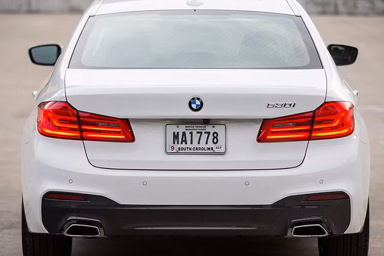 530i M Sport được trang bị gói phụ kiện bao gồm chắn bùn trước hầm hố hơn, cánh lướt gió bên sườn sâu hơn, chi tiết tạo cảm giác như bộ khuếch tán gió phía sau và 2 ống xả hình thang. iếp đó là bộ vành hợp kim 19 inch với chấu kép, bộ phanh M Sport, kẹp phanh màu xanh dương và các chi tiết ngoại thất bằng nhôm do bộ phận BMW Individual thiết kế.