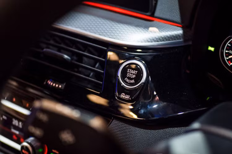 Những tính năng nổi bật khác bao gồm đèn viền nội thất 11 màu, màn hình 12,3 inch trên bảng đồng hồ, camera lùi, hỗ trợ đỗ xe song song và vuông góc tự động, 4 chế độ lái gồm; Comfort, Eco Pro, Sport và Adaptive... Đáng ngạc nhiên là BMW 530i M Sport tại Malaysia có gói Driving Assistant với tính năng cảnh báo khi có người hoặc phương tiện đến gần.