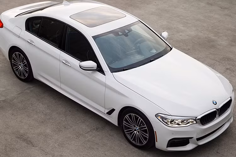 Thiết kế xe BMW 5-Series G30 về Đông Nam Á không khác gì phiên bản tại châu Âu. Xe sở hữu cụm đèn chiếu sáng nối liền mạch với hai hốc tản nhiệt, được tích hợp công nghệ LED hiện đại. Đèn hậu được vuốt mượt mà hơn so với trước đây. Bên cạnh đó, thiết kế khí động học hơn giúp xe 5-Series có hệ số cản gió chỉ 0,22 Cd.