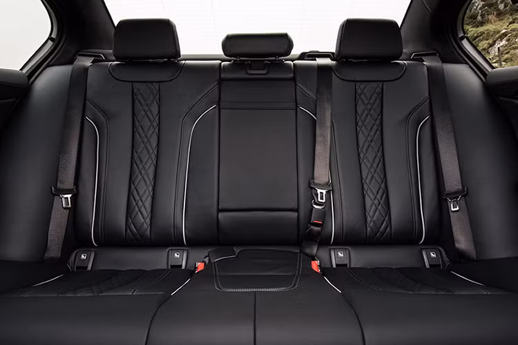 Bên cạnh đó, gói M Sport của xe bao gồm vô lăng bọc da 3 chấu, táp-lô bọc da SensaTec, bọc nhôm pedal và chỗ tỳ chân, cùng thảm sàn đặc biệt cho gói nội thất Black Dakota Leather. Các hàng ghế trên xe cũng được thiết sang trọng với chất liệu da giúp người sử dụng thoải mái và cho cái nhìn bắt mắt hơn.