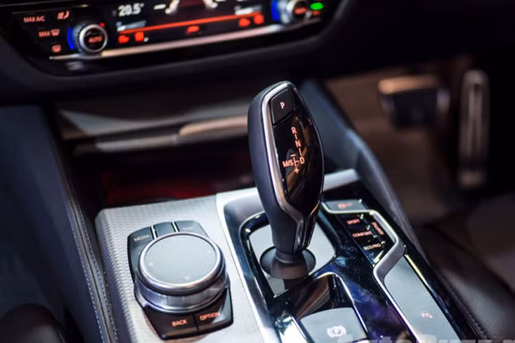 Đáng ngạc nhiên là BMW 530i M Sport tại Malaysia có gói Driving Assistant với tính năng cảnh báo khi có người hoặc phương tiện đến gần. Tiếp đến là phanh tự động ở vận tốc 10-60 km/h với người đi bộ và 80 km/h với phương tiện khác. Những tính năng khác có trong gói Driving Assistant là cảnh báo chuyển làn đường, cảnh báo thay đổi làn đường, ngăn va chạm từ phía sau và cảnh báo giao thông phía sau.