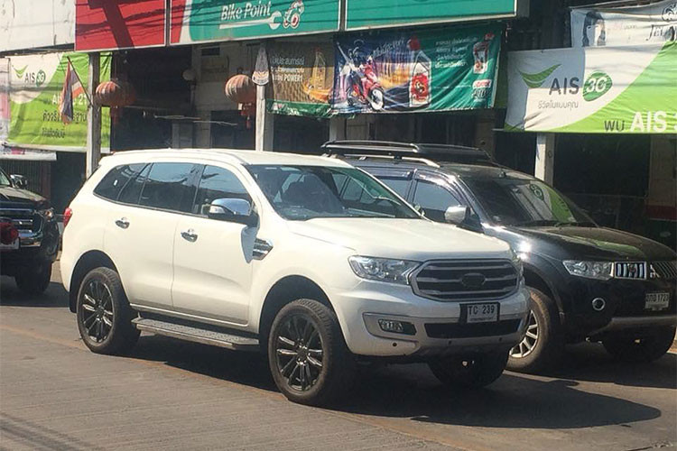 Ra mắt lần đầu tiên dưới dạng xe ý tưởng vào năm 2013, mẫu xe SUV Ford Everest thế hệ thứ 3 đã chính thức được bán ra lần đầu kể từ năm 2015. Tới nay, Everest phiên bản 2017 được xem còn khá mới mẻ, tuy nhiên hãng xe Ford vẫn quyết định nâng cấp dòng SUV này.