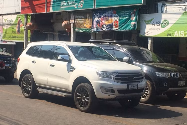 Ra mắt lần đầu tiên dưới dạng xe ý tưởng vào năm 2013, mẫu xe SUV Ford Everest thế hệ thứ 3 đã chính thức được bán ra lần đầu kể từ năm 2015. Tới nay, Everest phiên bản 2017 được xem còn khá mới mẻ, tuy nhiên hãng xe Ford vẫn quyết định nâng cấp dòng SUV này.