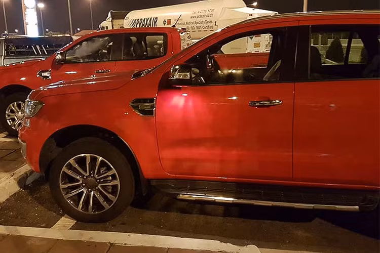 Theo quan sát, tổng thể thiết kế của Ford Everest Facelift 2018 phiên bản nâng cấp giữa vòng đòi này vẫn mạnh mẽ và ưa nhìn trong phân khúc SUV tầm trung, tuy nhiên sẽ không có sự thay đổi lớn về kiểu dáng.