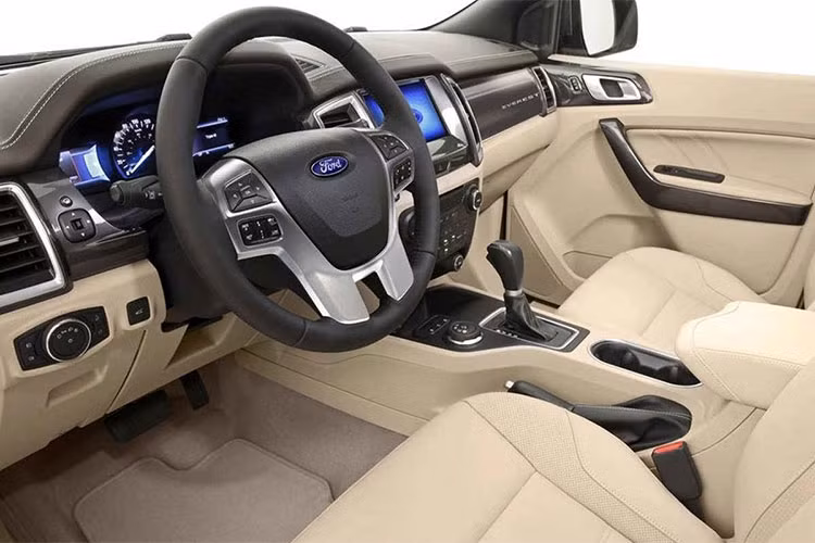 Bên trong nội thất Everest 2018 hứa hẹn cũng sẽ gần như y hệt so với phiên bản đang được bán trên thị trường hiện nay bao gồm; cửa sổ trời lớn, ghế trước điều chỉnh điện 8 hướng, hệ thống thông tin giải trí SYNC 3 với màn hình cảm ứng 8 inch, hệ thống âm thanh bao gồm 9 loa và 1 loa siêu trầm với cửa hậu tự động điều chỉnh bằng điện.