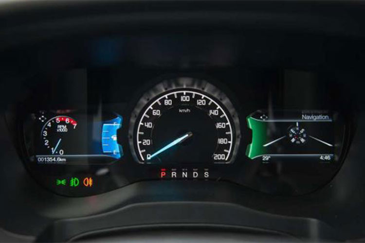 Các trang bị như hệ thống thông tin điểm mù (BLIS), hệ thống chống bó phanh (ABS) và phân phối lực phanh điện tử (EBD). Chưa hết, còn có hệ thống cân bằng điện tử (ESC) và kiểm soát chống lật (RSC)... dự định sẽ vẫn có mặt trên phiên bản nâng cấp của Ford Everest Facelift 2018.