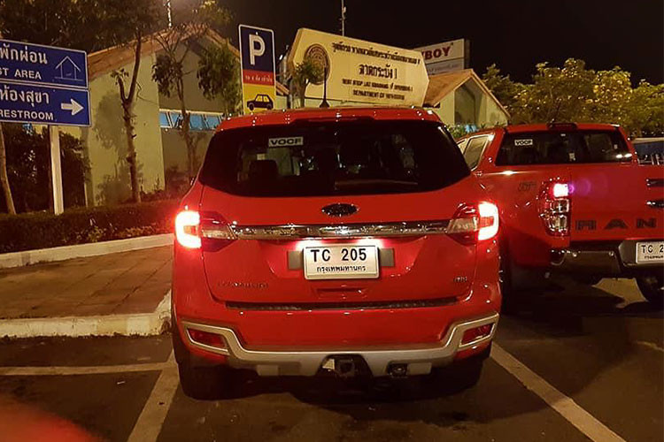 Ở phía trước, Ford chỉ thay thế khung lưới tản nhiệt với 3 nan giữa mảnh khảnh hơn, cùng với đèn sương mù ngắn hơn. 2 bên thân xe, viền chrome ở các hốc gió cũng chỉ được thay đổi nhẹ, đi kèm với bộ mâm 6 cánh kép 2 tông màu mới. Trong khi đó, phần đuôi được giữ nguyên.