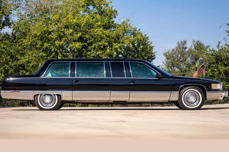 Những chiếc limousine Cadillac bọc thép chống đạn của Tổng thống Mỹ này không chỉ là phương tiện di chuyển mà còn được thiết kế như pháo đài di động, trang bị nhiều công nghệ bảo vệ tiên tiến.