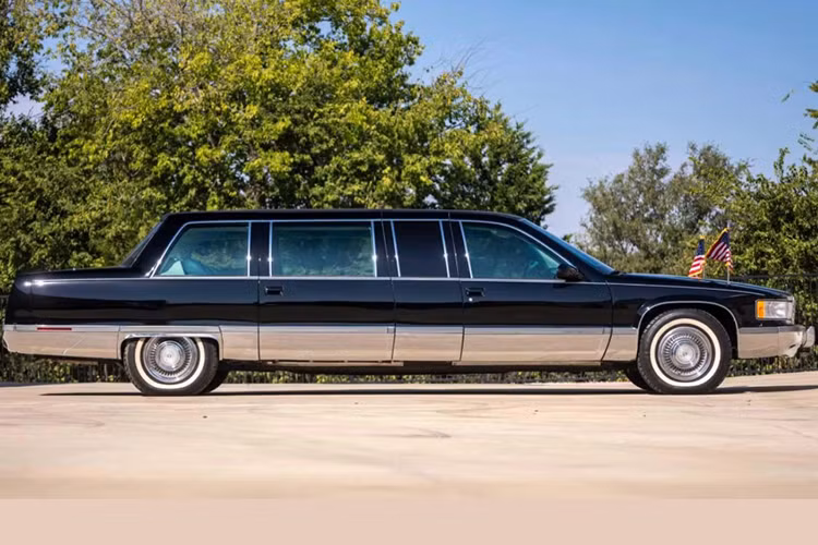 Những chiếc limousine Cadillac bọc thép chống đạn của Tổng thống Mỹ này không chỉ là phương tiện di chuyển mà còn được thiết kế như pháo đài di động, trang bị nhiều công nghệ bảo vệ tiên tiến.