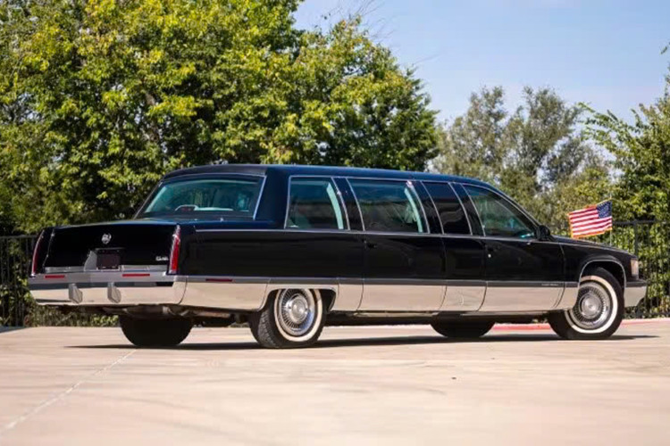 Vào ngày 18/1 tới đây, một trong ba chiếc Cadillac Fleetwood Brougham 1996 bọc thép được sản xuất riêng cho cựu Tổng thống Clinton sẽ được đấu giá bởi công ty Mecum Kissimmee. Đây là mẫu xe chống đạn với những đặc điểm thiết kế đặc biệt để đảm bảo an toàn tối đa cho người sử dụng.