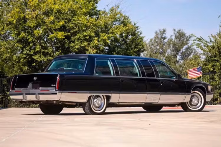 Vào ngày 18/1 tới đây, một trong ba chiếc Cadillac Fleetwood Brougham 1996 bọc thép được sản xuất riêng cho cựu Tổng thống Clinton sẽ được đấu giá bởi công ty Mecum Kissimmee. Đây là mẫu xe chống đạn với những đặc điểm thiết kế đặc biệt để đảm bảo an toàn tối đa cho người sử dụng.