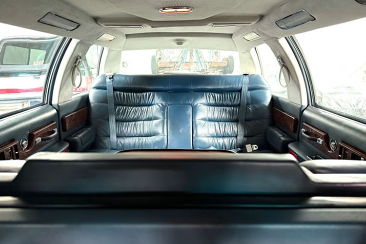 Chính phủ Mỹ được cho là đã chi khoảng 6 triệu USD để sản xuất ba chiếc limousine này cho cựu Tổng thống Clinton. Tuy nhiên, mức giá tại phiên đấu giá vẫn là một ẩn số. Nhà đấu giá Mecum Kissimmee không đưa ra bất kỳ ước tính giá trị nào trên website của mình, làm tăng thêm sự tò mò từ giới sưu tầm.