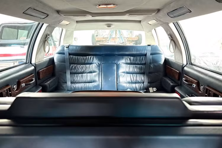 Chính phủ Mỹ được cho là đã chi khoảng 6 triệu USD để sản xuất ba chiếc limousine này cho cựu Tổng thống Clinton. Tuy nhiên, mức giá tại phiên đấu giá vẫn là một ẩn số. Nhà đấu giá Mecum Kissimmee không đưa ra bất kỳ ước tính giá trị nào trên website của mình, làm tăng thêm sự tò mò từ giới sưu tầm.