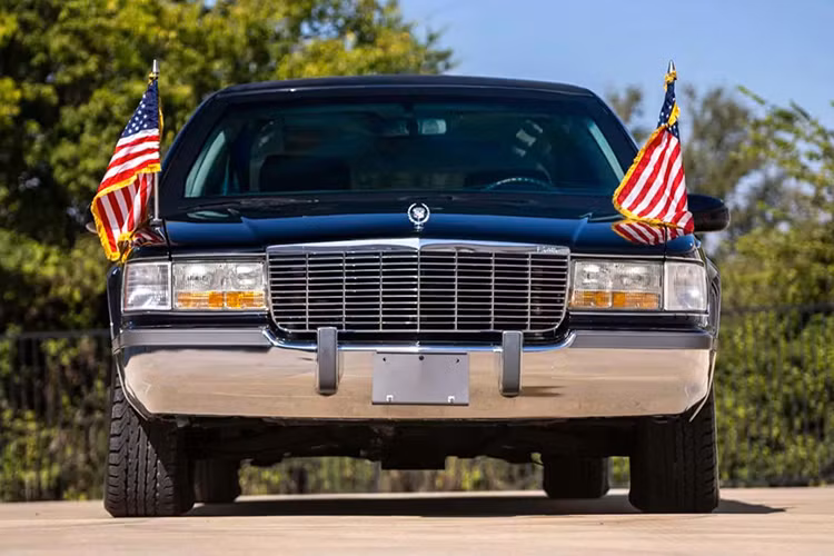 Việc chiếc xe này được đưa ra đấu giá mở ra cơ hội hiếm có cho những nhà sưu tầm và những người đam mê lịch sử. Giá cuối cùng của chiếc limousine đặc biệt này hứa hẹn sẽ là một con số ấn tượng, làm nên câu chuyện mới cho một biểu tượng từng gắn liền với quyền lực và an ninh của nước Mỹ.