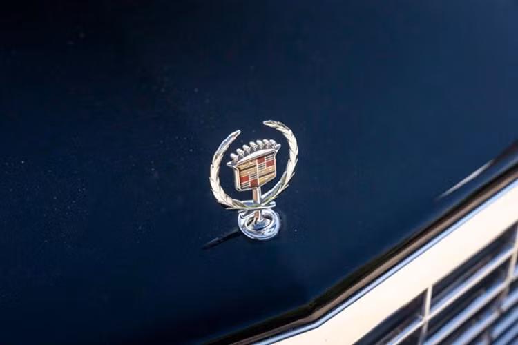 Trần xe được nâng cao thêm 3 inch (khoảng 76mm), trong khi cửa xe được bọc thép dày cùng độ dày tương tự. Chiếc xe còn được trang bị bình oxy, hệ thống chống cháy, lốp run-flat, và nhiều công nghệ bảo vệ khác.