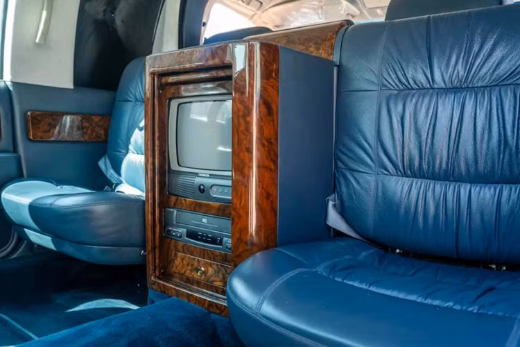 Theo số liệu từ công-tơ-mét, chiếc Cadillac của cựu Tổng thống Clinton này chỉ mới chạy được 626 dặm (hơn 1.000 km). Điều này cho thấy nó ít được sử dụng hơn so với hai chiếc còn lại. Trong ba chiếc limousine bọc thép của Tổng thống Clinton, một chiếc đang được trưng bày tại Bảo tàng Clinton và chiếc thứ ba hiện vẫn do CIA giữ. 