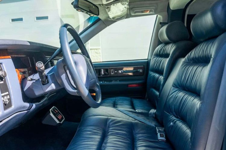 Dưới nắp ca-pô là động cơ V8 BigBlock của Chevrolet, sản sinh công suất khoảng 450 mã lực (theo thông số gốc). Những trang bị này giúp chiếc limousine vừa đảm bảo hiệu năng mạnh mẽ, vừa đáp ứng các tiêu chuẩn bảo mật hàng đầu.