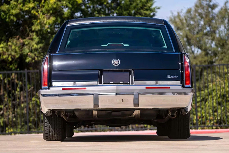 Sở hữu một chiếc limousine bọc thép từng phục vụ nguyên thủ quốc gia không chỉ là một niềm tự hào mà còn là biểu tượng của quyền lực và lịch sử. Chiếc Cadillac Fleetwood Brougham 1996 bọc thép của Tổng thống Clinton không chỉ đại diện cho sự tiên tiến trong thiết kế xe hơi mà còn là minh chứng cho những biện pháp an ninh tối tân trong thời kỳ hiện đại.