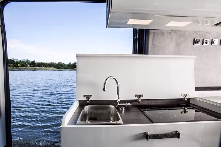 Các thiết bị tiện nghi được trang bị đầy đủ cho một gia đính từ 3 - 5 người sử dụng trong những chuyến dã ngoại ra khỏi thành phố vài ngày.