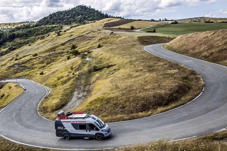 Động cơ 2.3l với công suất cực đại đạt 150 PS (110 kW), đồng thời kết hợp với hệ thống dẫn động bánh xe cố định phát triển bởi Dangel. Hiện mẫu xe này chưa được công bố mức giá và ngày bán ra thị trường.