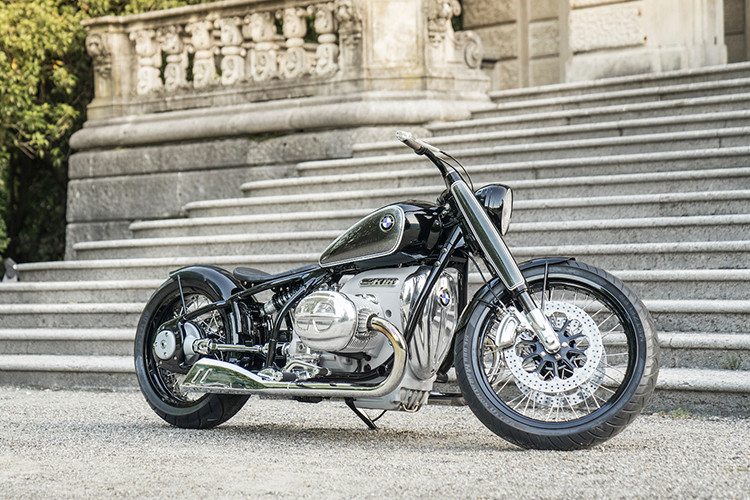 BMW R18 2021 mới mang thiết kế hoài cổ nhằm tôn vinh mẫu R5 nổi tiếng từ những năm 30 của thế kỷ trước. Điều này thể hiện rõ qua các chi tiết như đèn pha tròn, tay lái dạng ống mạ crôm bóng, bình xăng hình giọt nước dung tích 16 lít. Với động cơ lớn và bình xăng dung tích 16 lít, BMW R18 có trọng lượng ướt lên đến 345 kg.