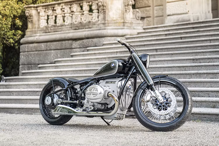 BMW R18 2021 mới mang thiết kế hoài cổ nhằm tôn vinh mẫu R5 nổi tiếng từ những năm 30 của thế kỷ trước. Điều này thể hiện rõ qua các chi tiết như đèn pha tròn, tay lái dạng ống mạ crôm bóng, bình xăng hình giọt nước dung tích 16 lít. Với động cơ lớn và bình xăng dung tích 16 lít, BMW R18 có trọng lượng ướt lên đến 345 kg.