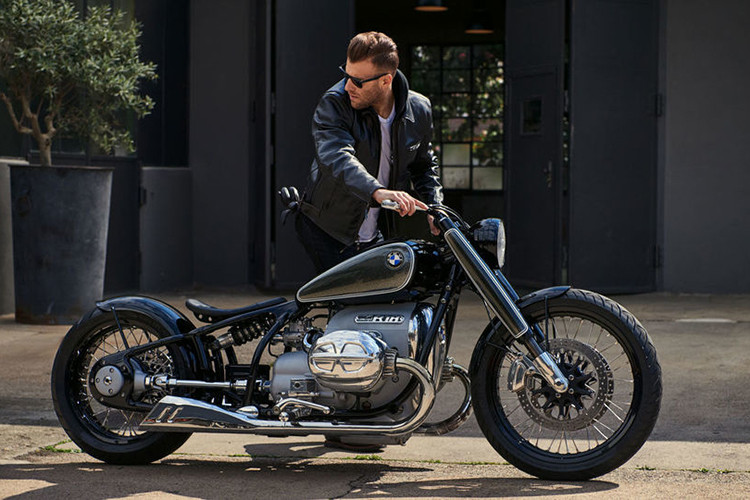 Phiên bản thương mại BMW R18 2021 được trang bị động cơ boxer với 2 xylanh đối xứng, dung tích 1.802 cc, làm mát bằng dung dịch, sản sinh công suất 91 mã lực tại tua máy 4.750 vòng/phút và mômen xoắn cực đại 158 Nm tại tua máy 3.000 vòng/phút. Sức mạnh này được truyền đến bánh sau thông qua trục láp, đáng chú ý hơn là trục láp truyền động của xe được bố trí "lộ thiên" giúp chiếc xe thêm nổi bật.