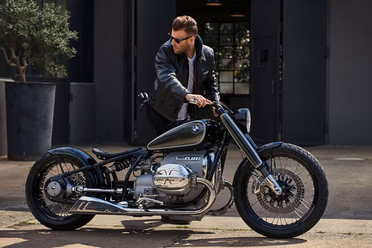 Phiên bản thương mại BMW R18 2021 được trang bị động cơ boxer với 2 xylanh đối xứng, dung tích 1.802 cc, làm mát bằng dung dịch, sản sinh công suất 91 mã lực tại tua máy 4.750 vòng/phút và mômen xoắn cực đại 158 Nm tại tua máy 3.000 vòng/phút. Sức mạnh này được truyền đến bánh sau thông qua trục láp, đáng chú ý hơn là trục láp truyền động của xe được bố trí "lộ thiên" giúp chiếc xe thêm nổi bật.